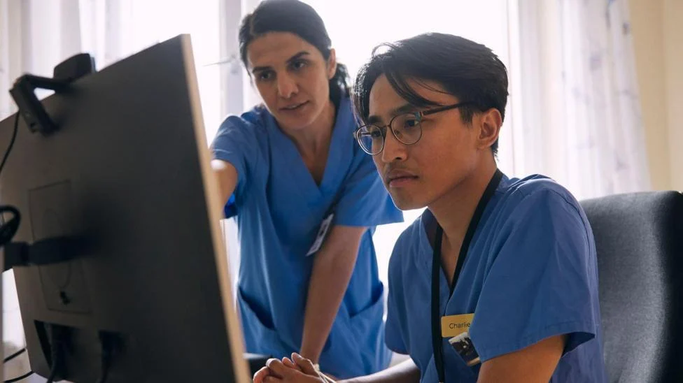 Urgente no NHS: Médicos Seniores da Inglaterra Aprovam Greve por Salários e Pensões Após Votação Expressiva; Entenda o Impacto