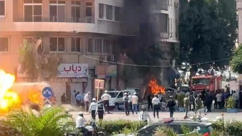 Explosões em Damasco Deixam 18 Feridos Perto de Hotel Onde Macron Esteve, Levantando Preocupações de Segurança na Histórica Visita à Síria