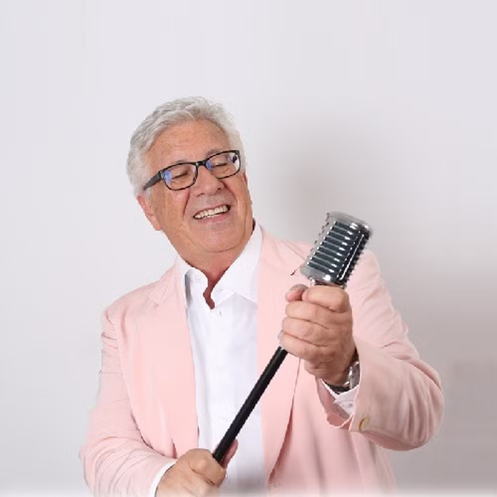 Adeus a uma Lenda: Peppino di Capri, o Inesquecível Cantor Italiano de ‘Champagne’ e ‘Roberta’, Morre aos 86 Anos Deixando um Legado Musical Eterno