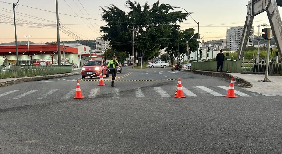 Carreta Bate em Poste e Causa Apagão para Mais de 5 Mil Consumidores em Poços de Caldas: Entenda o Caos no Trânsito