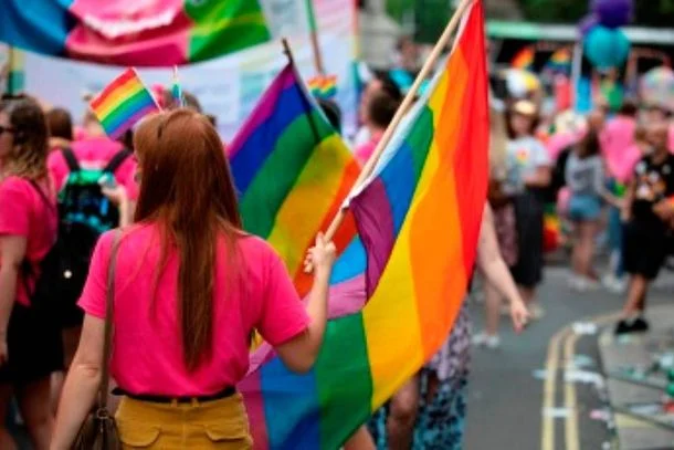 Justiça Condena Empresa do Sul de Minas a Indenizar Mulher Trans Impedida de Usar Banheiro Feminino e Vítima de Transfobia no Ambiente de Trabalho