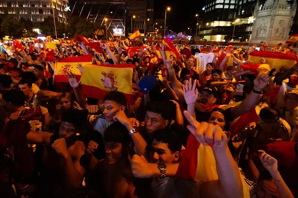 Tragédia na Festa da Copa: Adolescente Morre em Ciudad Rodrigo Após Desabamento de Fonte Durante Celebração do Título da Espanha
