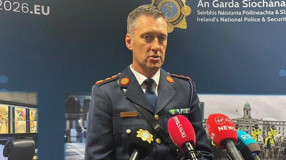 Bomba de Alta Potência Interceptada a Caminho da Irlanda do Norte: Polícia Irlandesa Frustra Ataque de Republicanos Dissidentes e Prende Suspeitos