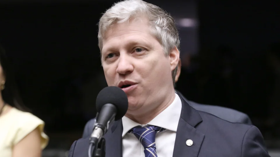 Justiça Rejeita Ação do PT Contra Van Hattem por Chamar Lula de ‘Ladrão’ e Cita Imunidade Parlamentar em Decisão Crucial