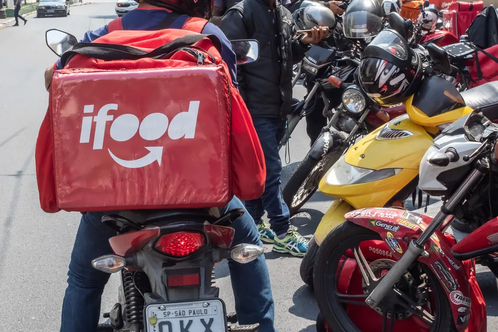 Justiça barra INSS de negar benefícios a entregadores iFood por falta de carteira assinada, exigindo análise caso a caso