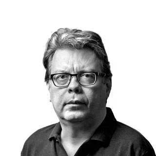 Filho 01, um boneco nas mãos da extrema direita transnacional: como Trump inspira a deslegitimação eleitoral e ameaça a democracia brasileira.