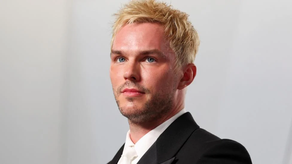 Nicholas Hoult é Gilderoy Lockhart na Série Harry Potter da HBO Max: Elenco, Estreia e Polêmicas Envolvendo a Produção Mágica