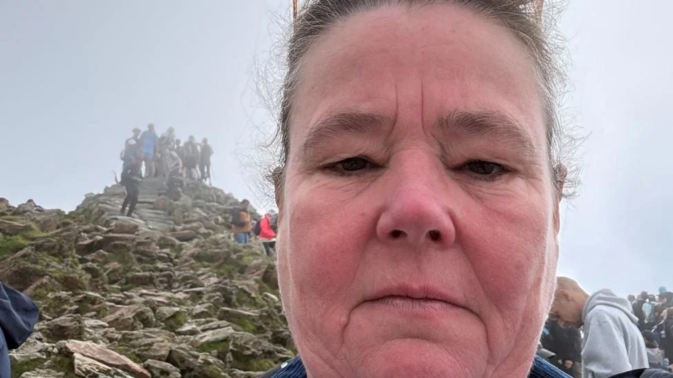 Caos no Cume de Yr Wyddfa: Filas Gigantes e ‘Fura-Filas’ Estremecem Experiência de Turistas na Montanha Mais Alta do País de Gales