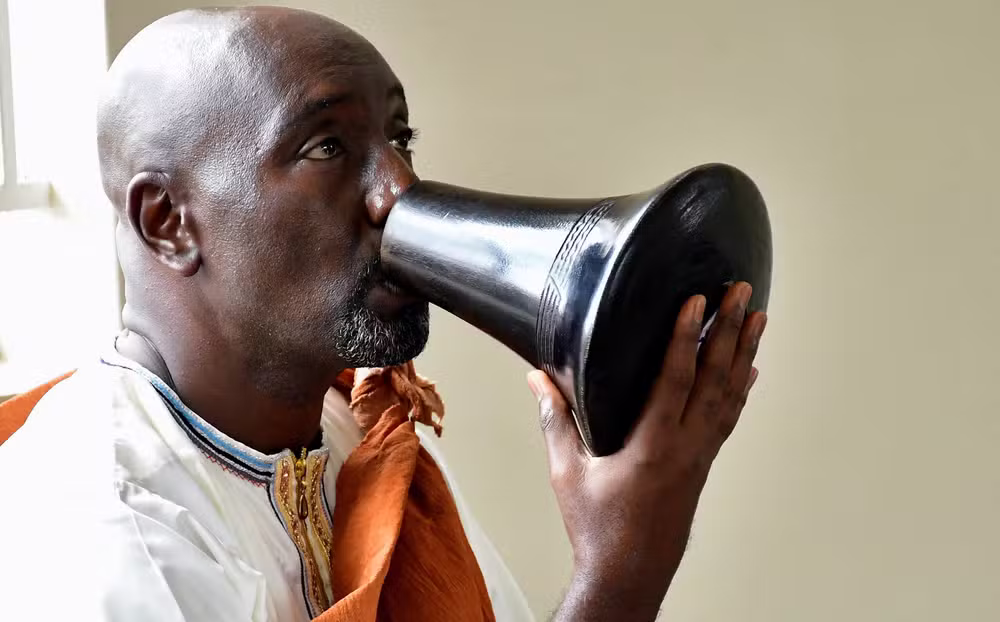 Jornalista Vira Rei em Uganda: Disputa por Sucessão Aquece Coroação Real no Reino de Tooro e Relembra o Legado do ‘Rei Menino’