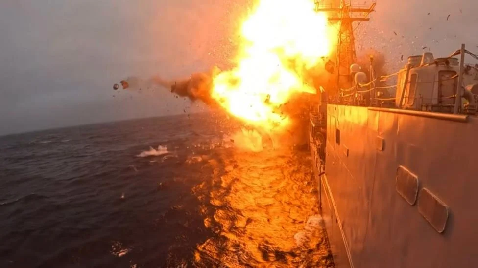 Mísseis ‘Ship Buster’ Afundam Navio de Guerra dos EUA em Treino na Escócia: Manobra Militar Estratégica Choca o Atlântico