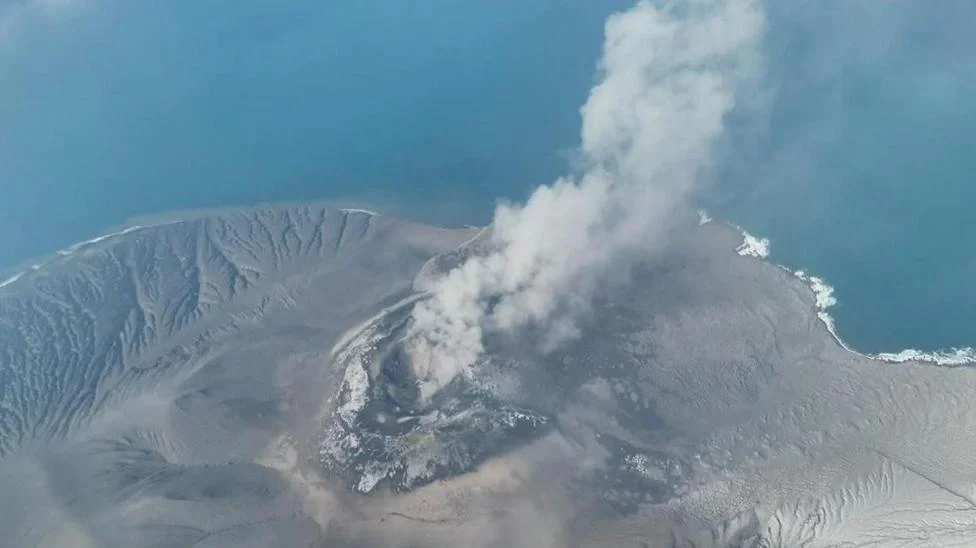 Caos Aéreo na Indonésia: Erupção do Vulcão Anak Krakatau Suspende Centenas de Voos e Deixa Milhares de Passageiros Presos no principal aeroporto