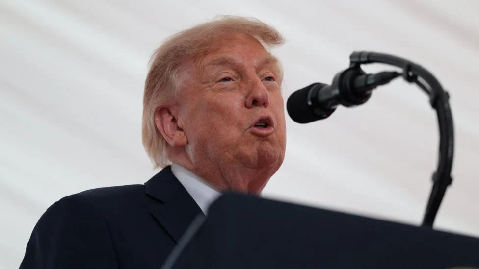Donald Trump Choca em Visita à Irlanda: Ex-Presidente Declara Apoio ‘Fantástico’ à Irlanda Unida e Gera Reações Intensas de Políticos e Manifestantes