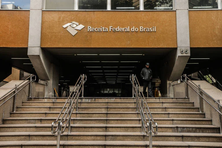 Concursos Previstos: Receita Federal, Banco Central e Câmara dos Deputados Anunciam Centenas de Vagas com Salários de Até R$ 30,8 Mil
