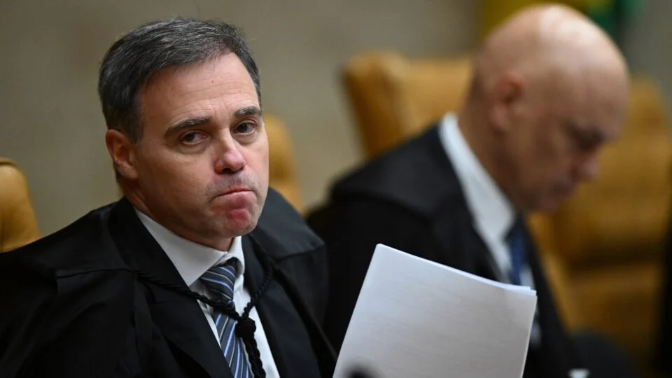 STF Adia Decisão Crucial sobre Quebra de Sigilo Bancário de Políticos no Caso Master, Mantendo Dados Protegidos até Após Eleições