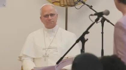 Papa Leão XIV Enaltece o Poder Feminino na Construção de Comunidades Fortes em Visita Emocionante a Centro de Refugiados em Paris